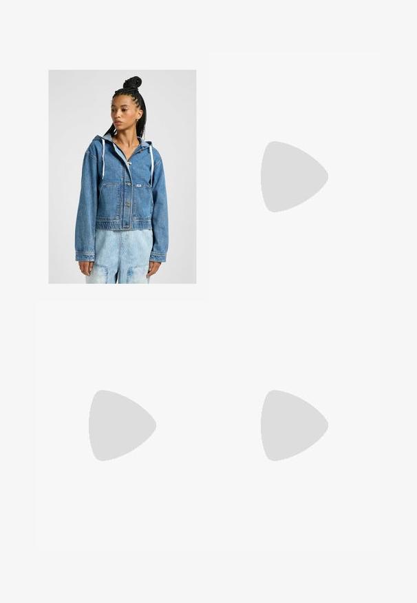 Giacca di jeans cropped di un blu medio con cappuccio regolabile, chiusura frontale a bottoni e due grandi tasche applicate. Tessuto morbido, design casual.; Tessuto costumi da bagno nero con texture liscia, spalline curve e cuciture piatte, progettato per comfort e flessibilità durante l'uso.; Gonna mini in suede beige con una leggera forma a A, dettaglio avvolgente laterale e passanti per cintura. Texture liscia con cuciture minime e senza hardware visibile.; Décolleté nera in pelle verniciata con punta affilata e sottile tacco a stiletto su sfondo bianco semplice.; Replay Borsa a tracolla - sahara sun