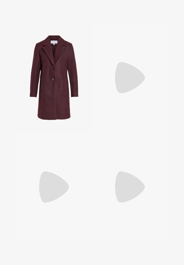 Bordový kabát z vlněné směsi s klopovým límcem, uzavřením na dva knoflíky, postranními kapsami a upraveným střihem. Měkká textura a čisté linie.; Šedý žebrovaný cardigan s dlouhými rukávy, límečkem a zapínáním na knoflíky. Má přiléhavý střih a hladkou texturu.; Černé kalhoty na míru se rovný střih, s hladkou texturou a bez viditelných vzorů. Standardní pas a čistý vzhled.; Černé kožené boty s kulatou špičkou, plochou podrážkou a páskem s detaily s přezkou. Masivní blokový podpatek pro zvýšenou stabilitu.