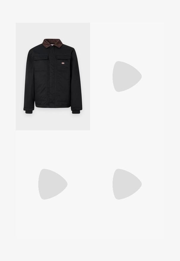 Juodas darbo švarkas su rudais įrankių kišenėmis, dviem krūtinės kišenėmis su užsegimu ir priekyje paslėptu užtrauktuku, ant krūtinės esantis mažas prekės ženklas.; Mėlynos spalvos vilnos ir sintetinių pluoštų megztinis su apskrito kaklo iškirpte, ilgomis rankovėmis ir raukšlėtais rankogaliais bei apačia, turintis tekstūruotą paviršių. Be matomų raštų ar metalinių detalių.; Rudos, pritaikyti kelnes su lygiu paviršiumi, su tiesaus kirpimo dizainu, klostėmis priekyje ir standartiniu juosmeniu.; Baltos sportinės bateliai su tekstūruotais uždengimais, masyviu padu ir pilkais akcentais. Dėvimi su baltais trumpais kojiniais ir žaliais šortais mėlyname paviršiuje.