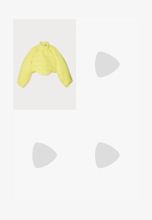 Gul cropped pufferjakke med høj krave, med lynlås-lukning og struktureret overflade med små sølvprikker på stoffet.; Sort mesh bodysuit med lange ærmer, der har gule accenter, en dyb V-udskæring og snøredetaljer med lange bånd langs siderne.; Sorte vidde bukser med et skræddersyet design, der har plisseringer og en glat stofstruktur. Rene linjer uden synlig hardware eller accenter.; Sort læder ankelstøvle med spids tå og stiletto hæl. Har en tåhætte med guldfinish og en sidespændedetalje.