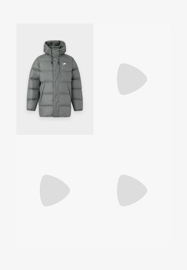 Pelēks pūkains jaka ar kapuci, ar rāvējslēdzēju un regulējamām auklām. Iezīmējas ar lielām pildītām daļām un sānu kabatu ar logotipu.; Melnas kapuces sporta jaka, izgatavota no flīsa materiāla, ar priekšējo kabatu, ribotām aprocēm un baltu "GAP" logotipu uz krūšu vietas.; Melnas bikses ar aukliņu jostas vietā, ar sānu kabatām un taisnu kāju griezumu uz vienkrāsaina fona.; Melni sporta apavi ar strukturētu audumu un gumijas zoli, ar elastīgām auklām un zilu akcentu uz papēža. Nēsāti ar gaišām džinsu biksēm.