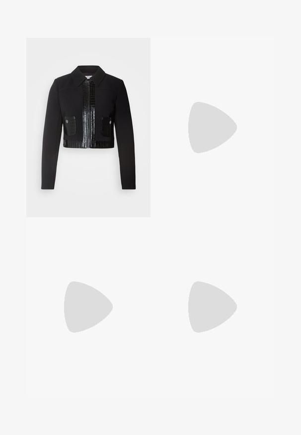 Morgan VARIN - Veste légère - noir; Deux tops courts en coton, l'un blanc et l'autre noir. Chacun a un décolleté plongeant et des fines bretelles, offrant une texture lisse et douce.; Jupe tissée noire avec des taches bleues et blanches. Elle présente une taille sombre, des poches avant et une coupe droite. Tissu texturé.; Mules à plateforme en cuir noir avec un bout ouvert rond, un petit talon carré et une texture lisse. Design minimaliste avec des lignes épurées.
