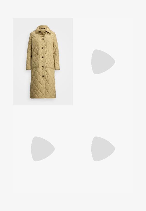 Beżowy pikowany płaszcz z wysokim kołnierzem, sześcioma przednimi guzikami i dwoma dużymi bocznymi kieszeniami. Tekstura jest gładka z diamentowymi wzorami.; Jasno brązowa sukienka krótki rękaw z kołnierzykiem na guziki, sznurowanym przodem oraz dwiema górnymi i dolnymi kieszeniami naszytymi. Tekstura materiału bawełnianego.; Brązowe skórzane sandały na obcasie z paskowym wzorem i klamrą na kostce. Charakteryzują się zamkniętym tyłem i wysokim, masywnym obcasem. Gładka faktura.; Beżowa torebka na ramię w wzory, o sztywnym kształcie, z brązowym, teksturowanym paskiem. Nosi ją modelka na tle szarym.