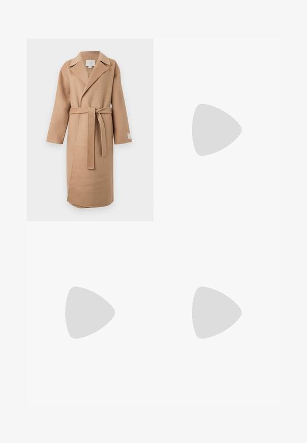 Beige wollen mix wikkeljas met een geknipte kraag, lange mouwen en een bijpassende riem. Bevat een zijslit en een merklabel op de mouw.; Zwarte katoenen T-shirt met een V-hals en korte mouwen. Eenvoudig ontwerp met een regular fit en zonder patronen of accenten.; Metalen zilveren broek met een rechte snit, vijf zakken en een knoopsluiting. Gladde textuur met een subtiele glans en een minimalistisch ontwerp.; Witte sneaker met een gladde leren bovenkant, ronde neus, vetersluiting en een contrasterende zwarte hielaccent. Heeft een gestructureerde rubberen zool.