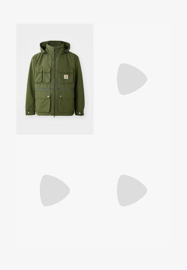Chaqueta verde oliva con cierre de cremallera, capucha ajustable, múltiples bolsillos frontales y botones a presión. Fabricada con un tejido ligero y texturizado.; Camiseta blanca de algodón con un gráfico circular negro de "Converse All Star" con una estrella en el centro y acentos de diseño de salpicaduras.; Jeans de mezclilla negra con un corte holgado, que cuentan con costuras blancas contrastantes, cierre de botón y un diseño de pierna recta.; Zapatillas de ante gris con rayas de cuero gris claro y suela de goma. Las características incluyen cierre con cordones y una marca sutil en la lengüeta.