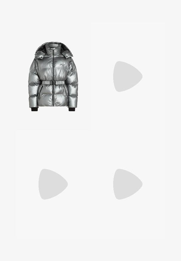 Giubbotto gonfiabile argento con colletto alto, chiusura con zip e cintura staccabile. Presenta polsini a coste e texture trapuntata con accenti neri.; Felpa corta bianca in tessuto morbido con maniche lunghe e un logo nero in scrittura sulla parte frontale. Tessuto liscio con una vestibilità comoda.; Jeans in denim blu scuro con un design a gamba dritta, due tasche frontali, dettagli in hardware dorato e cuciture a contrasto.; Mule nere con tacco alto e punta affilata, realizzate in pelle liscia. Presentano una larga cinghia alla caviglia con una fibbia quadrata argentata e borchie.