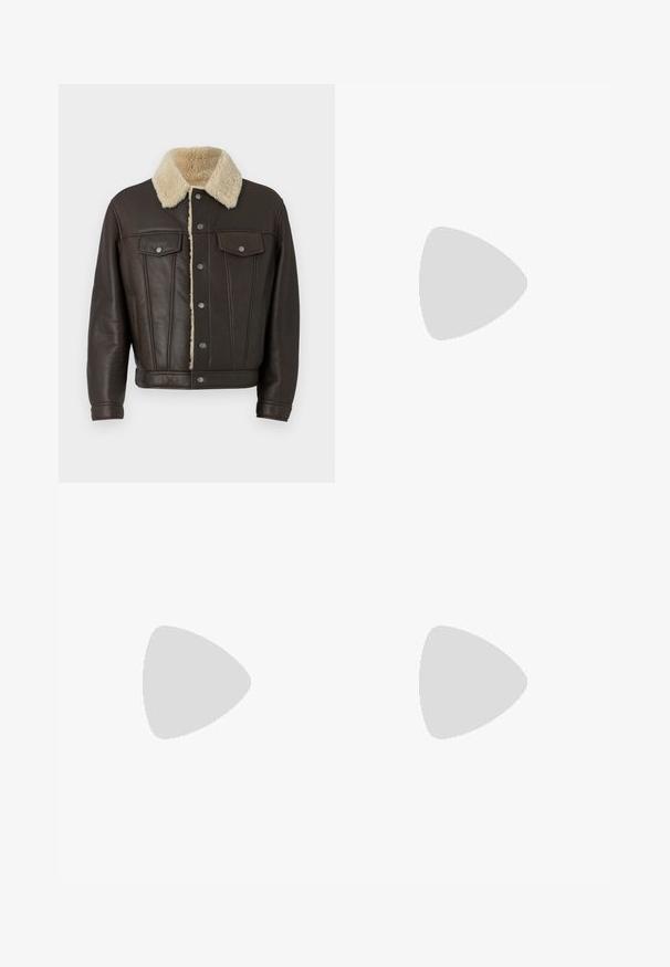 Braune Lederjacke mit einem Kunstfellkragen, zwei Brusttaschen mit Klappen, silbernen Druckknöpfen und vertikalen Nähten.; Graues ärmelloses Shirt aus weichem Stoff, mit rundem Halsausschnitt und minimalistischem Design, das auf den Schultern mit Nähten versehen ist.; Graue maßgeschneiderte Hose aus strukturiertem Stoff, mit elastischem Bund, geraden Beinen und Falten in der Vorderseite.; Schwarze Lederlofer mit runder Zehenform, flacher Gummisohle und einem auffälligen Riemendetail über dem Vorderblatt. Glatte Textur, minimalistisches Design.