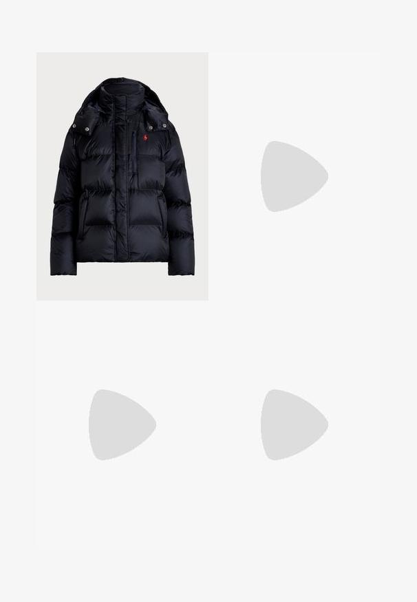 Casaco de inverno acolchoado azul-marinho feito de nylon. Tem um colar alto, capuz ajustável, fecho de zíper, bolsos frontais e um pequeno logótipo.; T-shirt de algodão preto com decote redondo, mangas curtas e um logótipo bordado branco no lado esquerdo do peito. Textura suave, design casual.; Calças de algodão castanhas com um design slim-fit, frente lisa e bolsos standard; textura suave e bainhas com acabamento.; Sapatilhas de couro brancas, design de cano baixo, com textura suave, biqueira redonda, atacadores à frente e um pequeno logótipo bordado na lateral.