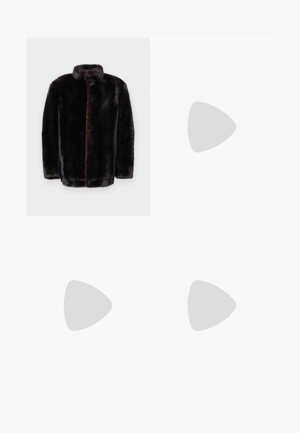 Tamsiai ruda ir juoda dirbtinės odos striukė su iškilniu apykakle ir ilgomis rankovėmis ant baltos fono.; Tiger of Sweden MILLAN - Ilgarankovis viršutinės dalies drabužis - seashell; Juodos plačios kelnės su vertikaliomis mėlynomis juostelėmis, su klasikiniu penkių kišenių dizainu ir priekiniais mygtukais.; Geltoni zomšiniai bateliai su tamsiai žaliu guminiu padu ir kulniuku, rodoma iš šono ant šviesiai pilko fono.