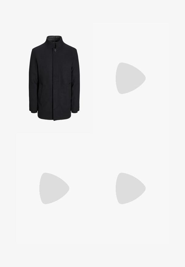 Cappotto da uomo in lana nera con colletto alto, zip nascosta, chiusura a un bottone e tasche laterali.; Due maglie a maniche lunghe nere a collo alto, realizzate in tessuto liscio, con silhouette aderenti e colli a coste.; Pantaloni neri, vestibilità sartoriale, tessuto liscio, vita media, chiusura con bottone frontale, tasche diagonali e dettagli di piega lungo le gambe.; Mocassini in pelle nera con finitura liscia, caratterizzati da una punta tonda e una fascia stretta sulla parte superiore. Tacco basso impilato.