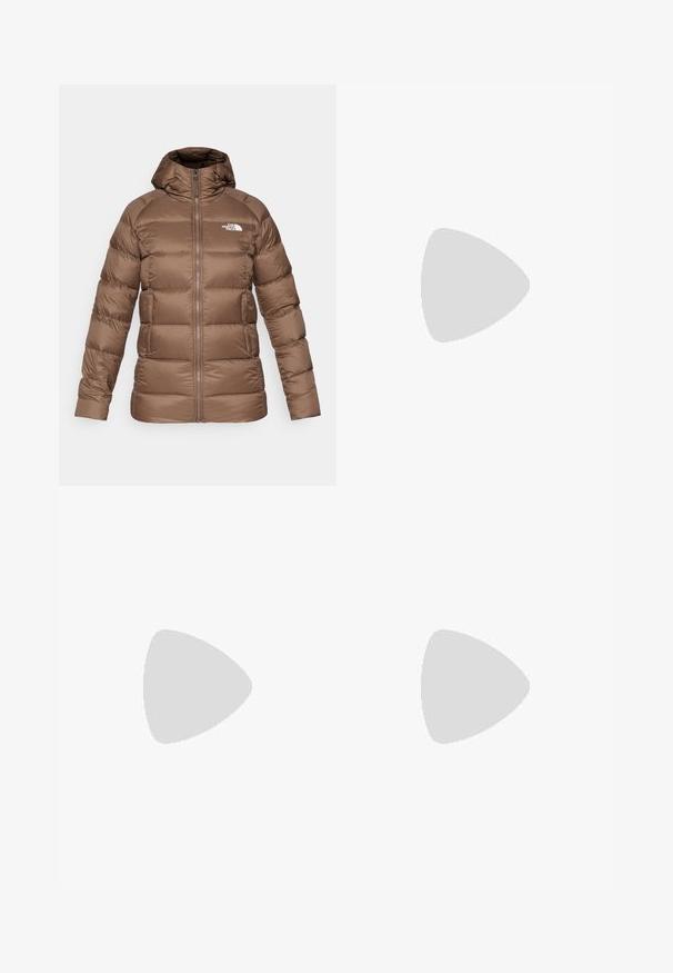 Rudas užpildytas žieminis švarkas su kapišonu, užtrauktuko uždarymu, šoninėmis kišenėmis ir baltu "The North Face" logotipu ant krūtinės.; Trumpas rankovės oranžinis marškinys, pagamintas iš lengvos medžiagos, su mygtukais priekyje, apykakle ir šiek tiek apvalia hemline.; Alyvuogių žalios spalvos cargo kelnės, pasižyminčios laisvu siluetu, keliais šoninėmis kišenėmis ir sagčių uždarymu juosmens srityje. Lygi tekstūra.; Šviesiai smėlio spalvos turizmo batai su juodu guminio pado, lankstus viršus, metaliniai akių laikikliai ir pilkos raišteliai, padėti ant akmenuoto paviršiaus.