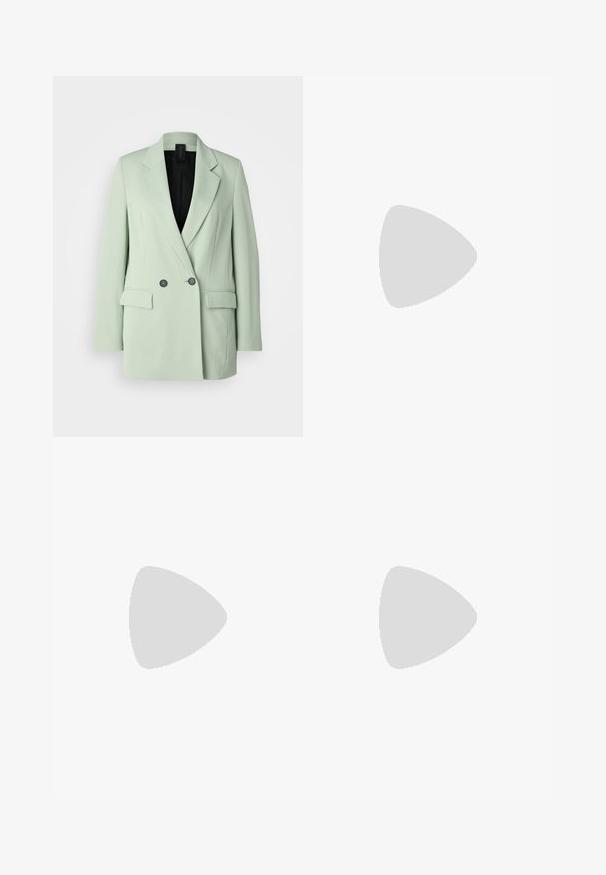 Blazer verde deschis cu un design cu două rânduri de nasturi, rever cu tăietură, două buzunare frontale și căptușeală interioară neagră.; Top fără bretele, de culoare galben deschis, realizat dintr-un material texturat. Design ajustat cu cusături fine și formă de clepsidră. Fără elemente vizibile de fixare.; Pantaloni largi verde deschis, confecționați dintr-un material neted. Au un față plată, bucle pentru curea și o croială adaptată, fără elemente de fixare vizibile.; Pantofii plata din piele patentată neagră, cu vârf ascuțit, curea la gleznă cu cataramă și o textură netedă, strălucitoare. Toc jos pentru confort.; Cercei din metal argintiu cu o formă netedă, în formă de lacrimă și un finisaj lucios. Gravuri subtile adaugă detalii. Design minimalist.
