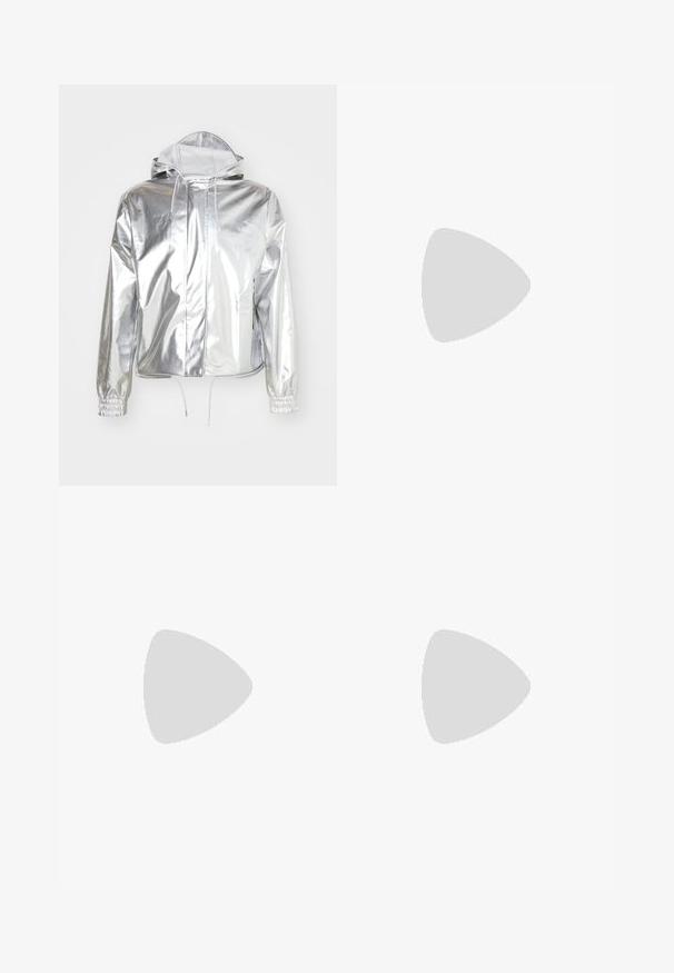 Rains STRING JACKET UNISEX - Suvejakk - mirror; Valge puuvillane T-särk, millel on lühikesed varrukad ja ümmargune kaelus, vasakul rinnal on roosa ja musta värviga tikandist lillemuster.; adidas Performance 3 STRIPES SHORT - Spordišortsid - better scarlet/aurora black; Hallus halli nahast ja võrgust tennisekott, millel on paks valge ja beež tald, silmapaistva valge logoga ja punaste aktsentdetailidega.
