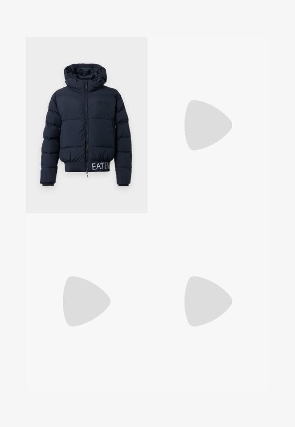 Námorná pufrová bunda má zips vpredu, kapucňu a elastický pás so textom "EAT EM". Mäkký, polstrovaný materiál poskytuje teplo.; Biela bavlnená tričko s okrúhlym výstrihom a krátkymi rukávmi, na prednej strane s potlačou zlatého loga EA7 Emporio Armani.; Čierne cargo nohavice s pásom na šnúrku, bočnými vreckami a štíhlym strihom. Vyrobené z hladkého, ľahkého materiálu.; Biele kožené tenisky s hladkým povrchom, okrúly špičkový dizajn, ploché šnúrky a textúrovaná podrážka. Obsahujú jemné logo na päte.