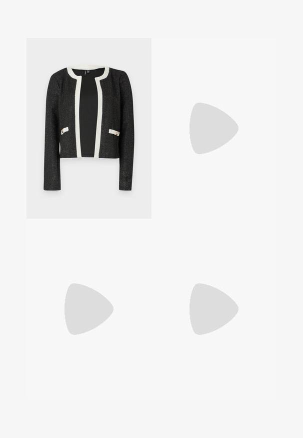 Juodas trumpas švarkas su baltu apvadu ir kišenėmis, pasižymintis tekstūruotu audiniu su metaliniais siūlais ir dviem auksinės spalvos akcentais kišenėse.; Balta marškinėliai su mygtukais, pagaminti iš lygios medvilnės, su klasikiniais apykaklės, ilgomis rankovėmis ir lenktu kraštu. Mygtukai maži ir balti.; Juodas audinio sijonas su tekstūruotu paviršiumi ir pritaikyta forma. Įrengti du balti kišeniniai akcentai su auksinės spalvos mygtukais.; Juodos plokščios bateliai su maža kaspinėlio detale prie pirštų, derinami su tamsiai rudos spalvos raukšlėtomis pėdkelnėmis. Bateliai turi lygų paviršių ir žemą profilį.