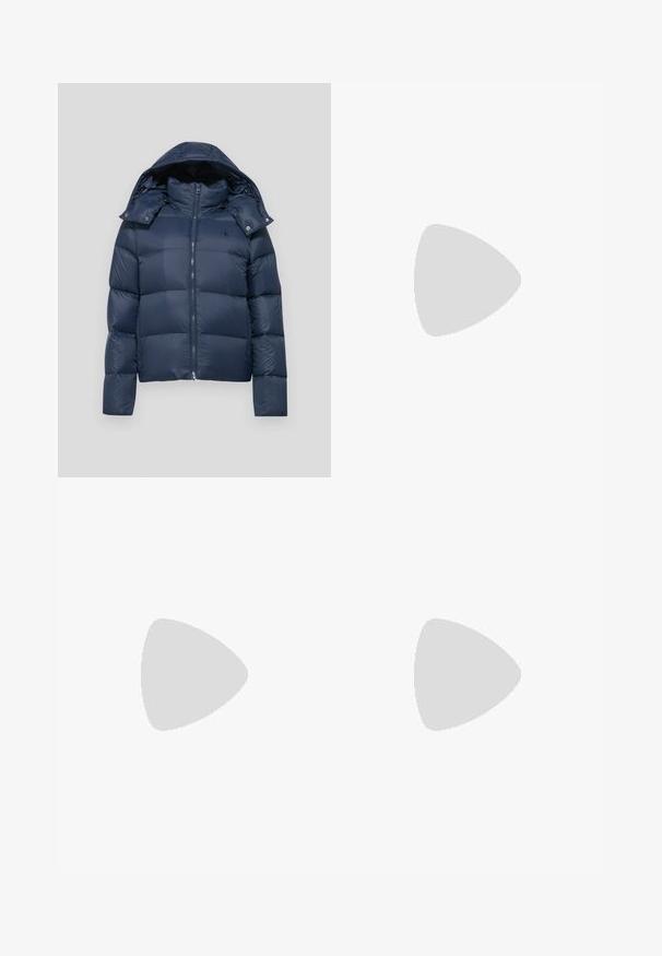 Tumedat sinine puhvjaktooni, millel on lukuga kinni panemine, eemaldatav kapuuts ja nuditud disain. Vasakul rinnal asub logo ja nupuga kaunistused.; Valge lühikeste varrukatega T-särk, mis on valmistatud pehmest puuvillast. Omab ümmargust kaelust ja vabamat lõiget. Sile tekstuur, ilma nähtavate mustrite või aktsendita.; Keskmise sinise denimi kitsad teksad, millel on kõrge vöökoht, sile tekstuur, kaks esipocketit ja üks tagumine pocket.; Valged platvormi tennisetossud, milles on sile sünteetiline pealis, toon-tooniga paelad ja must logo. Tõstetud kummist talla külgedel on horisontaalsed sooned, et tagada haardumine.