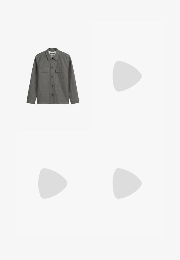 Grau langärmliges Hemd mit klassischem Kragen, zwei vorderen Taschen und Knopfverschluss, aus weichem Stoff mit strukturierter Optik.; Schwarzer Rollkragenpullover mit einem strukturierten Rautenmuster, aus Strickmaterial gefertigt, mit langen Ärmeln und einer taillierten Silhouette.; Schwarze Jeans mit geradem Schnitt, Fünf-Taschen-Design und einem vorderen Knopfverschluss. Glatte Textur mit minimalen Nähten.; Schwarze Slipper mit glatter, matter Oberfläche, runder Zehenform und dicker, texturierter Sohle. Mit einem vorderen Riemen akzentuiert.