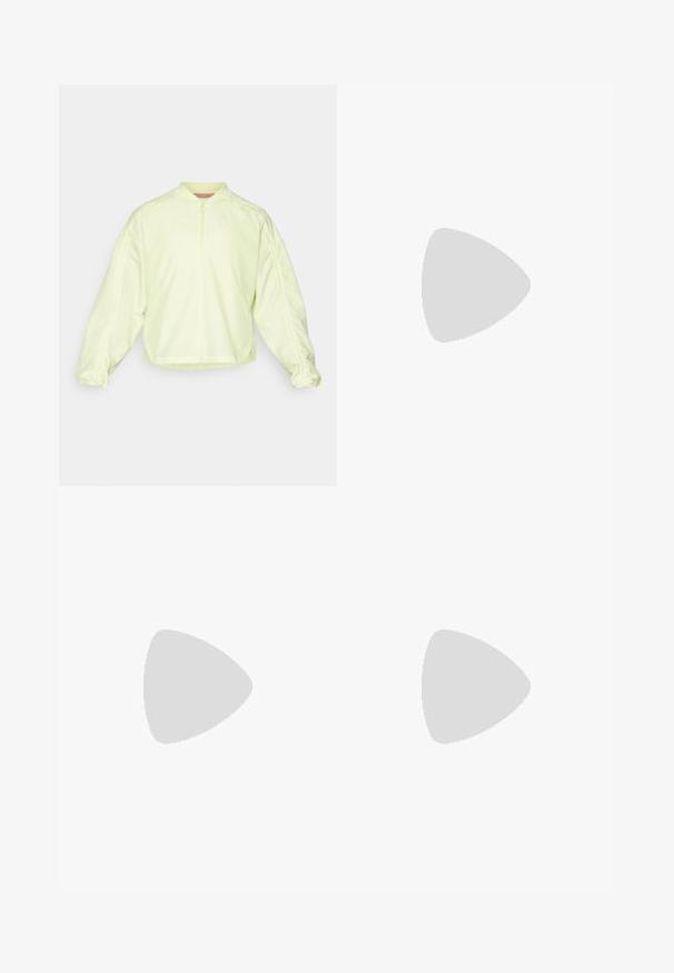Světle žlutá zipová bunda s vysokým límcem, př oversized rukávy a elastickými manžetami. Obsahuje jemné branding na hrudi a hladkou texturu.; Černá dlouhá rukávová košile vyrobená z měkké látky. Má kulatý výstřih a raglánové rukávy s otvory na palce na manžetách. Minimalistický design.; Černé sportovní šortky s prodyšnou síťovanou vrstvou, vnitřní šortky s hladkým povrchem a bílým logem na levé straně.; Bílé běžecké boty s texturovaným svrškem, mají gradientovou podrážku v modro-fialových odstínech a malé akcentní logo na boku.