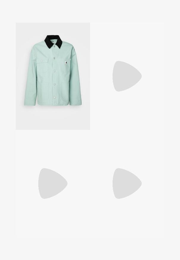Veste en vert menthe en coton avec un col en velours côtelé noir. Dispose de deux poches poitrine et de deux grandes poches avant, avec des boutons-pression argentés.; T-shirt en coton bleu clair à manches courtes avec col rond et petit logo Carhartt jaune et rouge sur la poitrine gauche.; Carhartt WIP NASHUA DOUBLE KNEE PANT - Jean boyfriend - blue; Baskets compensées en suede vert avec des accents blancs, des lacets et des semelles en caoutchouc, associées à un pantalon en denim bleu et des chaussettes blanches à côtes.