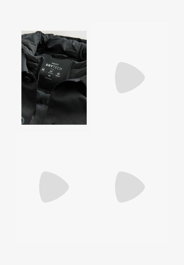 Schwarze Jacke mit einer glatten, matten Außenseite und eines Nylonfutters, versehen mit dem Etikett "NEXT DRYTECH", Größe M. Mit fleecegefütterten Taschen.; Weißes Kurzarmhemd mit Knopfleiste, Kragen und einer Brusttasche. Aus leichtem Stoff mit glatter Textur gefertigt.; Graue Denim-Shorts mit umgeschlagenen Säumen, Fünf-Taschen-Design und Knopfverschluss. Verfügt über dezente Ausbleichungen und ein genähtes Markenetikett im Inneren.; Schwarze Leder Schnürschuhe mit runder Zehenpartie, glatter Textur und niedrigem Absatz. Mit steppenden Details entlang der Oberseite und der Seiten.