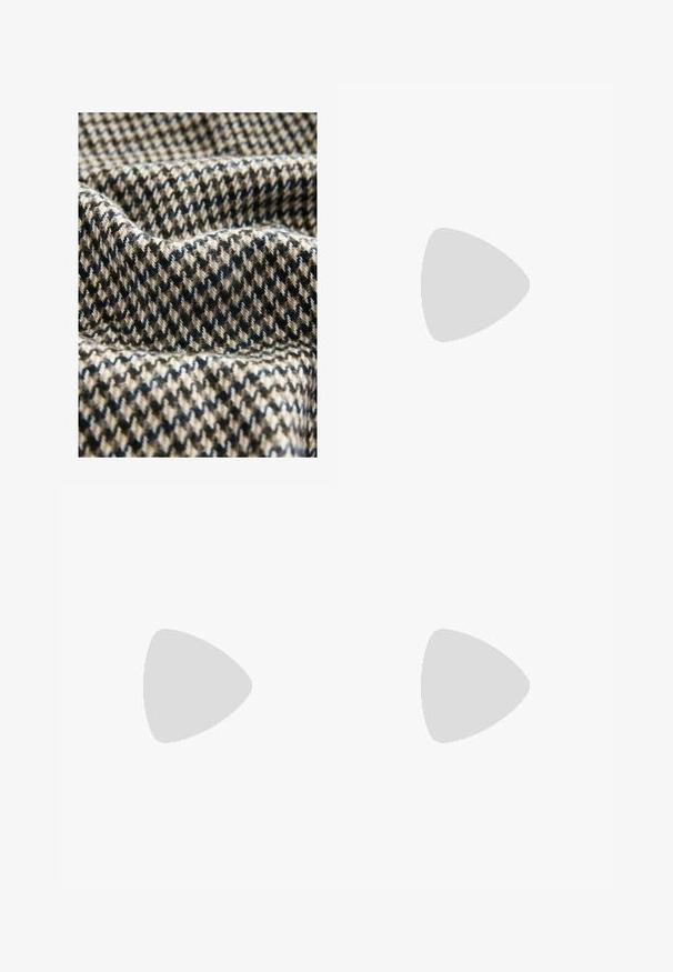 Texturēts audums, kas rotāts ar houndstooth rakstu melnā, bežā un baltā krāsā, ar mīkstām, nedaudz pūkainām šķiedrām un plūstošu izskatu.; Svītraina krekla ar pogām balta un zila. Satur klasisku apkakli, garas piedurknes un brīvu griezumu. Mīksta auduma ar nelielu spīdumu.; Next REGULAR FIT -CHECK SMART - Chinos tipa bikses - black; Melnas ādas kurpes ar auklām, apaļu purngalu, gludu tekstūru un zemu papēdi. Iekļautas dūriena detaļas gar augšdaļu un sāniem.
