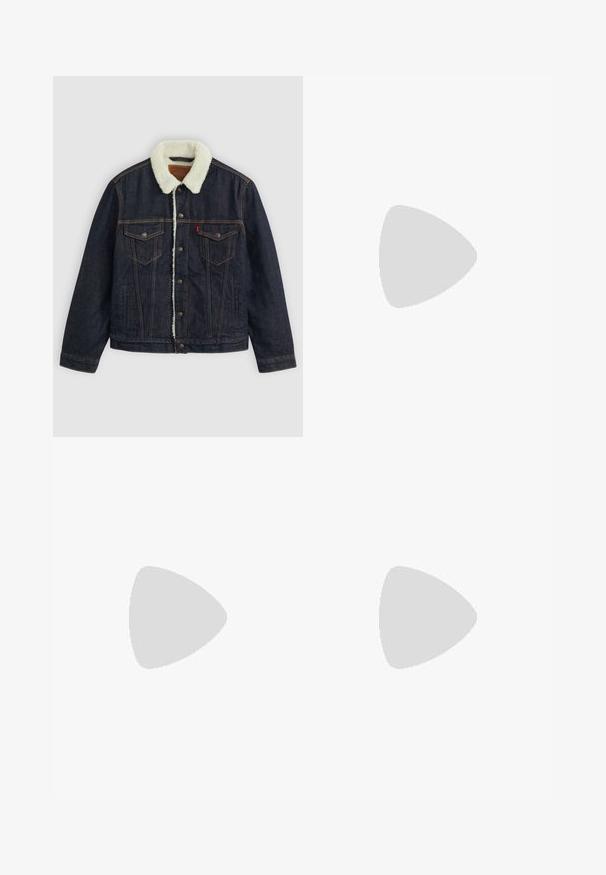 Mørk denimjakke med hvit falsk pelskrage, to brystlommer og gullsøm. Har knappelukking og rett passform.; To korte ermesskjorter: en marineblå og en hvit, begge med en rød "Levi's" logo på brystet, laget av bomull. Korte ermesskjorter.; Svarte denimbukser med rett ben, med et klassisk femlommes design, metallknapplukking og subtile sømdetaljer.; Hvite og grå sneakers med svarte detaljer, med en glatt lær- og tekstiloverdel, rund tå og snøring.