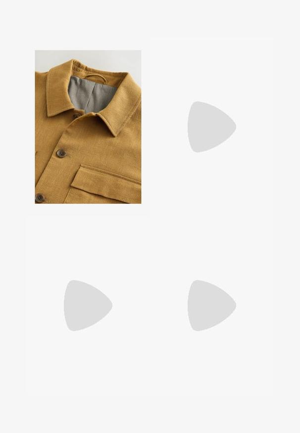 Nappapaita kullankeltaisessa, teksturoidussa kankaassa, jossa on klassinen kaulus, harmaa vuori, kaksi nappia ja rintatasku.; Kaksi mustaa lyhythihaista poolopaitaa, puuvillamateriaalia, joissa on klassinen kaulus, kahden napin napitus ja valkoiset raidat kauluksen sisällä.; Harmaat kevyet cargo-housut, joissa on joustava vyötärö, sivutasku, säädettävät hihnat ja sileä pinta.; Musta nahkainen liukujalkine, jossa on sileä pinta, ommeltuja yksityiskohtia, pyöristetty kärki ja matala kumipohja. Pohjassa on minimaalinen pito.