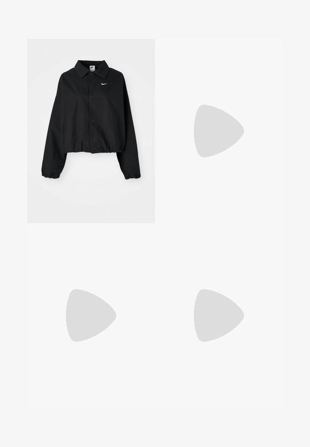 Czarna krótka kurtka z przodem na guziki, długimi rękawami i elastycznym dołem. Posiada małe białe logo Nike na klatce piersiowej.; Przycięta czarna bluza z bawełny, z białym nadrukiem "NIKE" oraz "SPORTSWEAR", z ściągaczami przy mankietach i kołnierzu.; Niebieskie i białe szorty w paski z elastycznym paskiem w talii oraz metką z logo Nike. Wykonane z lekkiego materiału o gładkiej fakturze.; Czarne wysokie trampki z białymi podeszwami i sznurowadłami, z okrągłym logo po boku i kontrastującym czarnym przeszyciem. Teksturowana cholewka z materiału.