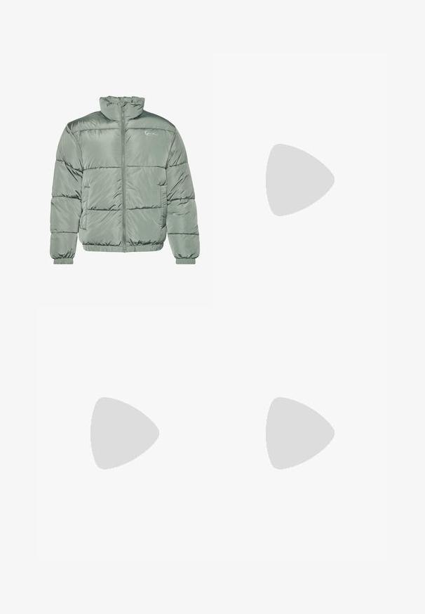 Šviesiai žalia paminkštinta striukė su aukštu apykakle, centriniu užtrauktuku ir elastinėmis rankogaliais bei apačia, užtikrinančia tvirtą prigludimą. Lygus, blizgus audinys.; Žalias medvilninis marškinėliai su laisvu siluetu, grižta prie kaklo ir trumpomis rankovėmis. Turintys baltą siuvinėtą tekstą ant krūtinės.; Šviesiai mėlynos džinsinės cargo kelnės su tiesiu pjūviu, turinčios šonines kišenes ir klasikinį sagos bei užtrauktuko uždarymą.; Aukšti pilki Nike Air Force 1 sportbačiai su odiniu viršumi, paminkštintu apykakle ir Velcro dirželiu. Ikoniškas dizainas pasižymi perforuota pirštų dėvės dalimi.; Sidabrinė metalinė grandinėlė su tarpusavyje susijungiančiomis jungtimis ir saugiu užsegimu, lygi tekstūra, tolygus paviršius ir klasikinis dizainas.