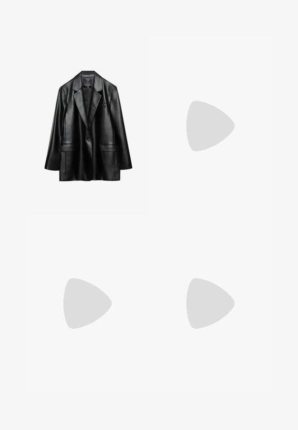 Zwarte neplederen blazer met inspringende revers, sluiting met één knoop en twee voorzakken, met een gladde, glanzende textuur.; Witte korte mouwen t-shirt gemaakt van katoen, met een ronde hals en een ontspannen pasvorm, zonder zichtbare patronen of graphics.; Zwarte pantalon met wijdere pijpen, gemaakt van geweven stof, met een ceintuur in de taille, plooien en een soepele textuur.; Zwarte leren instapmuil met spitse neus en twee gouden gespbanden op de bovenkant, vlakke rubberen zool, gefotografeerd op een witte achtergrond.