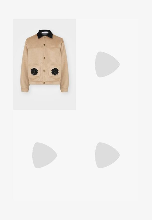 Beige cropped jack gemaakt van zachte stof, met een zwarte suède kraag, gouden drukknopen en twee voorzakken met zwarte bloemenapplicaties.; Witte katoenen t-shirt met korte mouwen, ronde hals, relaxte pasvorm en zonder zichtbare logo's of patronen. Gladde textuur en minimalistisch ontwerp.; Zwarte broeken met een recht model, gemaakt van een gladde stof. Voorzien van een voorplooien en een enkele knoopsluiting bij de taille.; Zwarte leren instappers met een ronde neuspunt, decoratieve stiksels en een gestructureerde zool voor grip. Licht verhoogde hak.