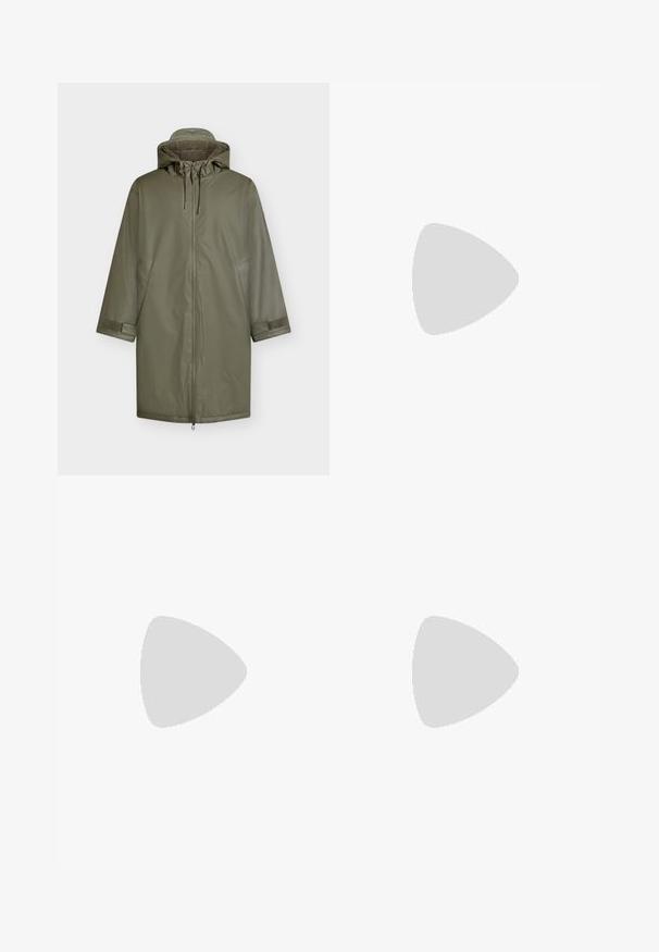 Olivově zelená nepromokavá parka se zipem vpředu, nastavitelnou kapucí a měkkou fleecovou podšívkou. Obsahuje suché zipové pásky na rukávech a boční kapsy.; Šedý pletený svetr s kulatým výstřihem a dlouhými rukávy. Má manžetu a lem s ribbed vzorem, hladkou texturu a malé logo na hrudi.; Černé džíny s rovnou siluetou, pěti kapsami, kovovým zapínáním a jemnými prošitými detaily. Hladká textura a jednotná barva.; Černá kožená kotníková obuv s kulatou špičkou, šněrováním vpředu a texturovanou gumovou podrážkou. Obsahuje poutko na patě a kontrastní švy.; Černý šátek s třásněmi na koncích; vyrobený z měkkého materiálu a má hladký povrch. Obdélníkový tvar, vhodný pro různé stylingové možnosti.