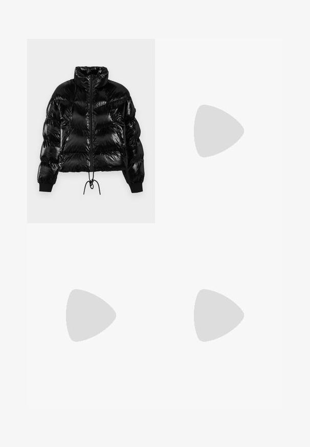 Giacca a vento nera con materiale lucido e trapuntato, colletto alto, zip frontale e orlo con coulisse. Presenta polsini a costine per una vestibilità aderente.; Camicia a righe verdi e bianche con maniche lunghe, chiusura con bottoni sul davanti e un motivo di testo ripetuto con la scritta "sport" in bianco. Materiale in cotone.; Pantaloni neri a gamba larga realizzati in cotone, con vita alta, ampie tasche laterali e vita con cintura arricchita da dettagli in metallo argentato.; Stivale alla caviglia in pelle nera con pannelli laterali elasticizzati, punta arrotondata e suola in gomma spessa con bordo seghettato e linguette di estrazione.