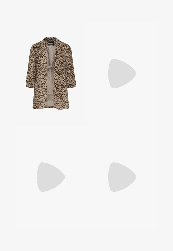 Pleskāta leoparda raksta žakete smilšu un melnā krāsā, izgatavota no gludas auduma, ar atvērtu priekšu, trīs ceturtdaļu piedurknēm un brīvu piegriezumu.; Balts ribots topiņš ar apaļu kakla izgriezumu, bez piedurknēm un īsā garumā. Uz birkas ir rakstīts "JJXX." Gluda auduma tekstūra.; Tumši zili flared džinsi ar nelielu izbalējumu, piecu kabatu dizains, ar rāvējslēdzēju un pogu aizdari. Iezīmēts ar jostas cilpām un ar zīmola logotipu uz jostas.; Melnas un pelēkas zamšādas sporta kurpes ar lielu krēmkrāsas "N" logotipu, purpura šņorēm un strukturētu gumijas zoli.