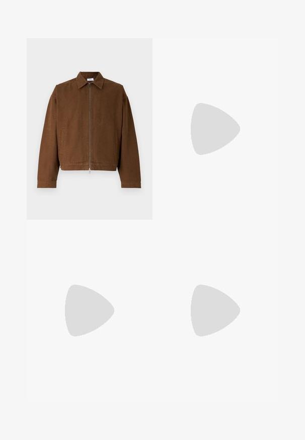 Veste zippée marron avec col, présentant des manches longues, des poches latérales et un design court en tissu lisse et texturé.; T-shirt en coton blanc avec un graphique d'un appareil photo avec des accents verts et un texte qui dit : "Dites 'Je l'ai' sur film Kodak."; Shorts cargo noirs en tissu durable. Comprend deux poches latérales, une fermeture éclair et une taille simple avec un bouton en métal.; Timberland HERITAGE 6 INCH - Bottes de neige - blackout