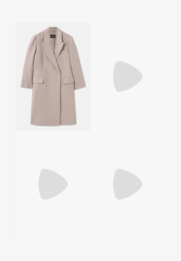 Beige, doppelt-knöpfiger Wollmantel mit Reverskragen, zwei vorderen Klappentaschen, einer Brustpaspeltasche und langen Ärmeln.; Schwarzes ärmelloses Oberteil mit strukturiertem Schulterdesign, glatter Textur, rundem Ausschnitt und subtiler Drapierung an der Taille.; Schwarz gestreifte Hose mit tailliertem Schnitt, mit einem umgeschlagenen Saum und vorderen Falten. Hergestellt aus glattem Stoff mit einer strukturierten Gestaltung.; Dunkelblauer Leder-Pumps mit spitz zulaufender Vorderkappe, versehen mit einer silbernen Metallkappe und einem glänzenden silbernen Stilettoabsatz.; Schwarze lederne, mondförmige Schultertasche mit silbernen Reißverschlüssen auf beiden Seiten und einem einzigen Trageriemen.