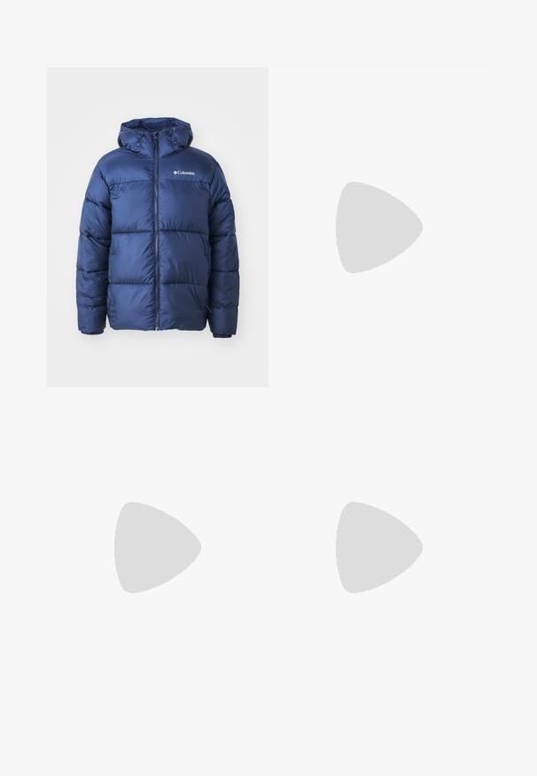Jachetă puffer bleumarin cu glugă, cu fermoar frontal, mansete elastice și un design matlasat. Logo-ul Columbia pe partea stângă a pieptului.; Tricouri din bumbac alb fără mâneci, cu decolteu rotund, având o textură netedă. Două piese expuse, etichetate "PIER ONE."; Pantaloni maro, cu picioare drepte, cu o textură netedă, închidere cu nasturi și bucle pentru curea. Prezintă un design clasic și nu au modele vizibile.; Tenisi negri tip gheată cu talpă și șireturi albe, asortați cu blugi albaștri largi, sprijiniți pe un balustradă gri.
