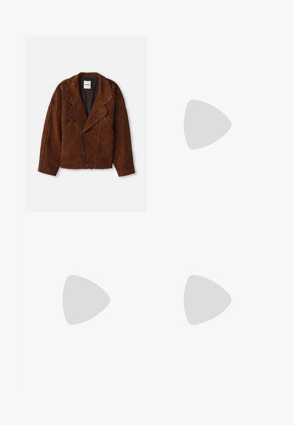 Braune Wildlederjacke mit geschlitztem Kragen, oversized Passform, doppelt geknöpftem Verschluss und kontrastierender Paspelierung entlang der Nähte.; Weiße ärmellose Bluse mit Falten, ausgestattet mit einem runden Ausschnitt, der mit einem metallischen Besatz verziert ist, sowie einer Knopfverschluss auf der Rückseite.; Schwarzer Minirock mit tailliertem Oberteil und drei Lagen aus gerafftem Stoff am Saum, mit glatter Textur und klaren Linien.; Schwarze Absatzsandalen mit dünnen Riemen, strukturiertem Finish, offener Zehenpartie und einem eleganten, spitzen Absatzdesign. Verfügt über eine glatte Innensohle und eine glänzende Oberfläche.