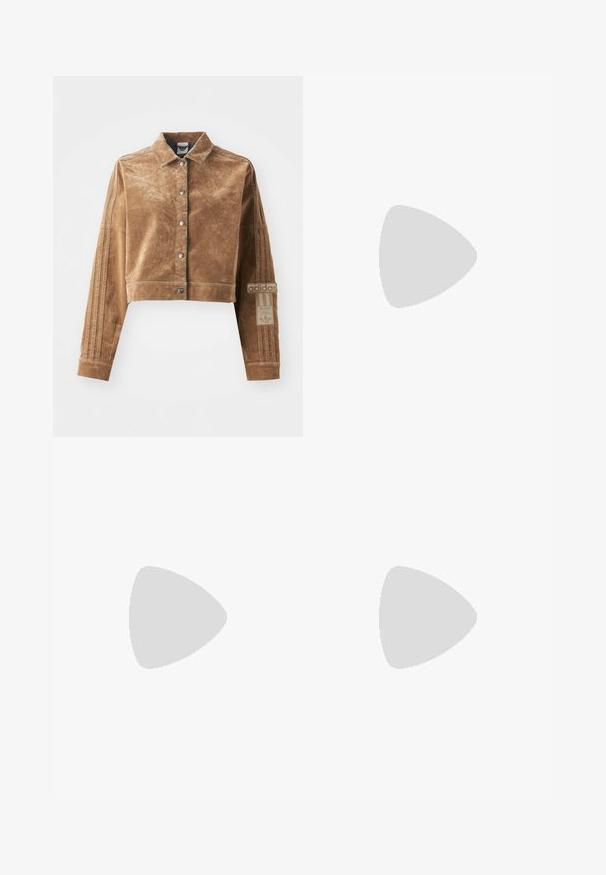 Casaco castanho curto feito de um material texturizado, com colarinho, fechos frontais e logótipo da Adidas com três riscas nas mangas.; Carhartt WIP CASEY - Camisola - peanut/silver; Calças largas de cor creme com um padrão em zigzag, apresentando uma cintura com logotipo preto e riscas laterais pretas. Tecido leve e texturizado.; Sapatilhas em creme e lavanda com três riscas e uma sola castanha texturizada, apresentando atacadores e um calcanhar almofadado. Parte superior em tecido suave.