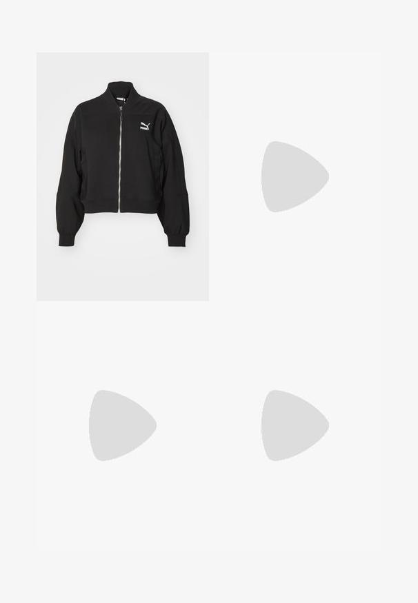Zwarte cropped sweatshirt met een hoge kraag, een rits aan de voorkant en elastische manchetten; heeft een wit Puma-logo op de linkerkant van de borst. Zachte stofstructuur.; Lichtblauw T-shirt met korte mouwen, gemaakt van zachte katoen; heeft een klein wit logo op de linkerborst. Ronde halsontwerp.; Zwarte flared fitnessbroek met een hoge tailleband, rekbaar weefsel, met een geborduurd wit merkembleem en subtiele stikseldetails.; Witte sportieve sneakers met een bovenwerk van mesh, zwarte accenten, gestructureerde panelen en een gezellige zool voor comfort en ondersteuning.