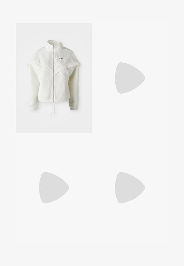 Fehér, hosszú ujjú, zipzáras dzseki magas gallérral, a vállakon lebegő, köpenyszerű résszel, rugalmas mandzsettákkal és kis fekete Nike logóval a mellkason.; Fekete pamut póló laza szabással. Kerek nyakkal és rövid ujjakkal rendelkezik. A mellkason egy kis arany hímzett logó található.; Fekete cargo nadrág, pamutból készült, széles lábakkal, oldalsó zsebekkel és húzózsinóros szegélyekkel. A dizájn része egy gombos zárás a deréknál.; Fehér bőr sportcipő perforált orral, arany kiegészítőkkel és lapos fűzőkkel, bézs nadrággal párosítva egy texturált sárga felszínen.