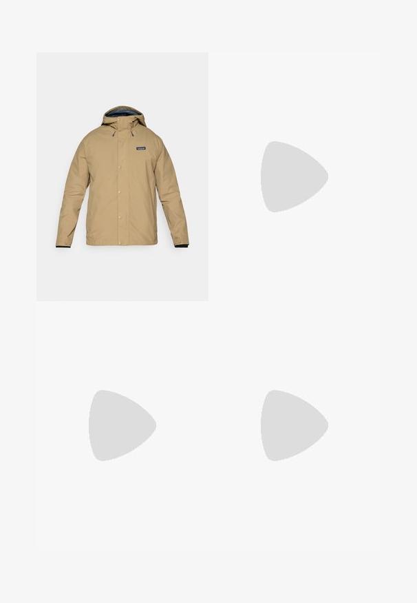 Beige vandtæt jakke med hætte, trykknapper og en sort indvendig foring. Har et logo-patch på venstre bryst og justerbare manchetter.; Sorte fleece pullover med lynlås ved halsen, lange ærmer, flade sømme og logo på venstre bryst. Glat tekstur, afslappet stil og alsidigt design.; Grå shorts lavet af letvægtsstof med elastisk talje og snøre. Har en glat tekstur og længde over knæet.; Brune vandtætte sneakers med en tekstureret overflade, perforerede akcenter, sort hælunderstøttelse og en grå gummisål. Snørebåndene er udsmykket med metalender.