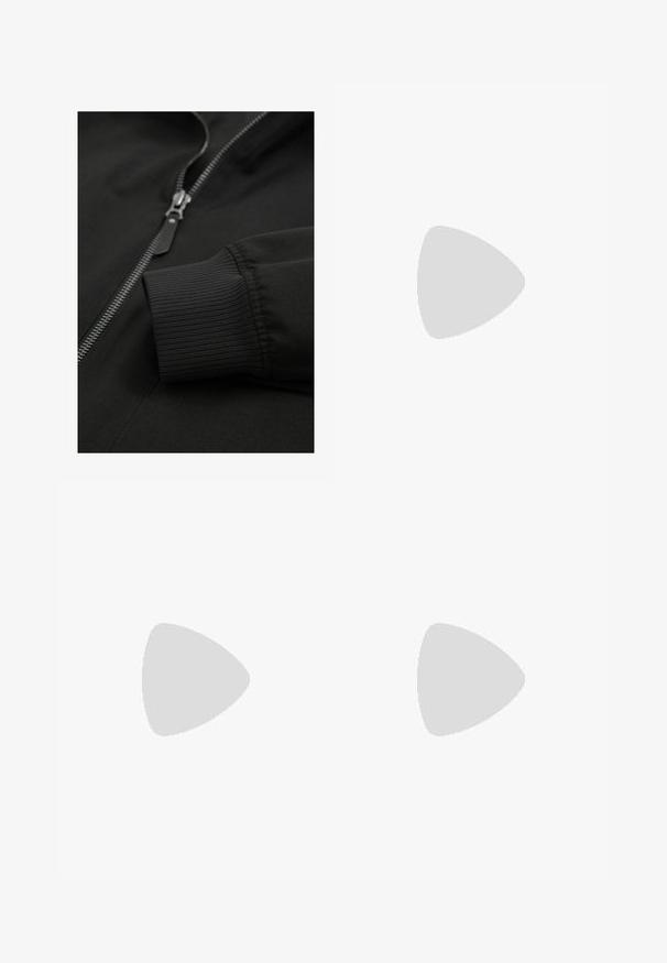 Juodas švarkas su lygaus audinio, su sidabriniu užtrauktuku ir raukšlėtomis rankovėmis, pabrėžiantis modernų dizainą ir pritaikytą siluetą.; Juodas ilgomis rankovėmis polo marškinėliai, pagaminti iš minkštos medžiagos, su klasikiniu apykakle, trimis mygtukais ir prigludusia siluetu.; Juodos pritaikytos kelnės su siauru siluetu, plokščiu priekiu ir diržo kilpom. Lygus audinys ir siaurėjančios kojos suteikia švarų siluetą.; Juodai odiniai įtvirtinimo batai su lygiu paviršiumi, siuvinėjimo akcentais, apvalia nosimi ir žemu guminiu kulnu. Pado raštas minimalus.