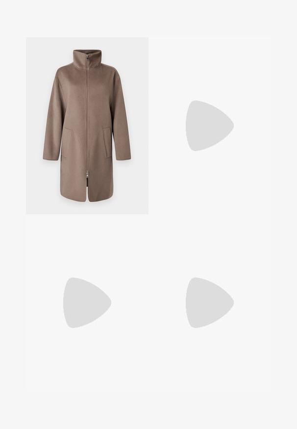 Smeđa vunena jakna s visokim ovratnikom, prednjim patentnim zatvaračem i dva bočna džepa. Ima opušteni kroj i srednju dužinu.; Svijetloplava kratkotrajna pletena majica s kratkim rukavima koja ima vertikalnu rebrastu teksturu i okrugli izrez. Tkanina pokazuje suptilne detalje s uskim rubom.; Crne široke traperice od denima, s visokim strukom, pet džepova i vidljivim srebrnim detaljima.; Tamno plava suede salonka s šiljastim vrhom i blok petom srednje visine. Glatka tekstura s blagim sjajem i malim izrezom sprijeda.