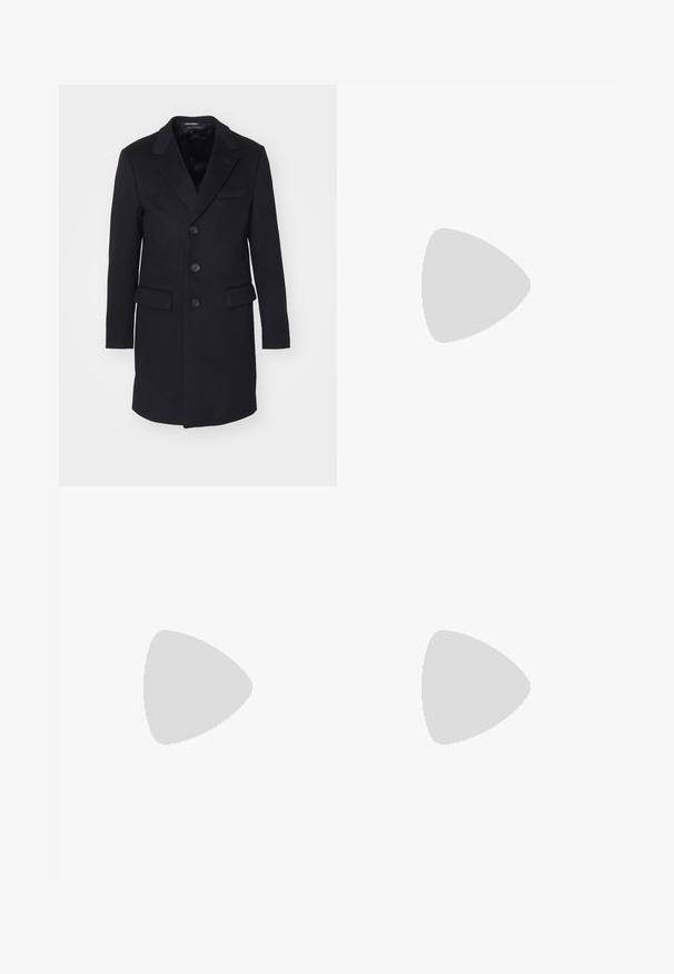 Palton negru din lână, cu rever tăiat, design cu un singur rând de nasturi, cinci nasturi, două buzunare frontale și căptușeală interioară fină.; Cămașă albă cu mânecă lungă dintr-un amestec de bumbac, având un model discret în carouri, guler standard, închidere cu nasturi și manșete. Textură netedă.; Pantaloni gri închis dintr-un material texturat, având față plată, pliuri, picioare drepte și bucle pentru curea. Fără hardware sau modele vizibile.; Pantof cu toc din piele neagră, cu vârf rotunjit, finisaj neted, design cu șireturi și toc stratificat. Stil minimalist fără logo-uri vizibile.
