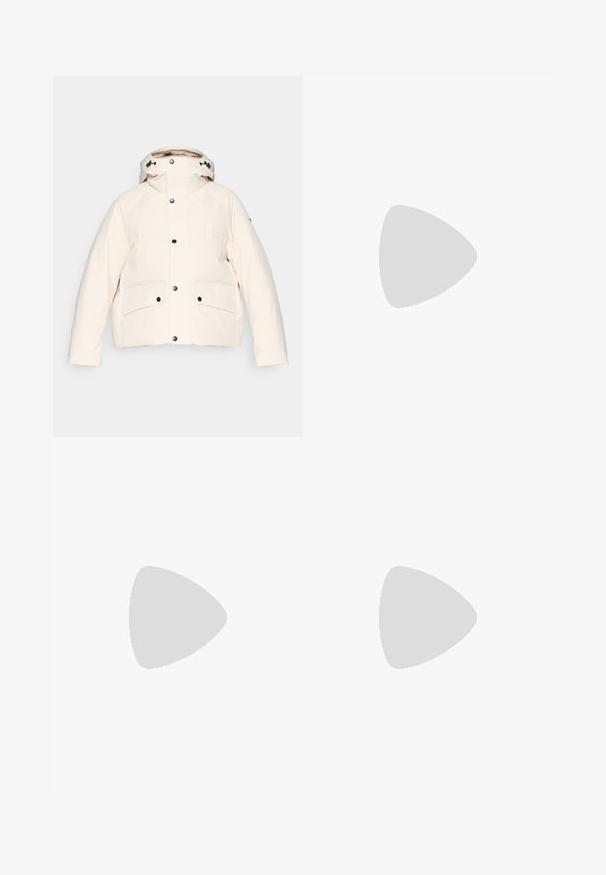 Casaco puffer de cor creme feito de tecido suave. Apresenta um colarinho alto, capuz ajustável, grandes bolsos frontais e botões de pressão pretos.; Camisa polo branca de manga curta, com colarinho e botonadura frontal. Detalhes pretos nas mangas e costuras laterais. Textura suave e lisa.; Calças ajustadas azul-marinho feitas de tecido elástico, com uma textura suave, detalhes de bolsos frontais e um acabamento em botão metálico.; Tênis atléticos brancos com detalhes em teal. Apresenta três riscas teal na lateral e uma sola branca acolchoada, adequada para desporto.