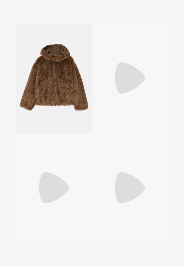 Braune Kunstpelzjacke mit Kapuze, ausgestattet mit einer strukturierten Außenschicht, Frontreißverschluss und Kordelzug-Details. Innenfutter in Dunkelbraun.; Schwarzes Baumwoll-T-Shirt mit Rundhalsausschnitt, kurzen Ärmeln und weißem Logodruck auf der linken Brust. Einfaches, einfarbiges Design.; Grau Chinos mit geradem Bein, ausgestattet mit zwei seitlichen Taschen und einem sauberen Bund. Hergestellt aus einem glatten, leichten Stoff.; Schwarze Lederloafer mit glanzendem Finish, abgerundetem Zehenbereich, subtilen Steppnähten und einer dicken Gummisohle für Langlebigkeit.