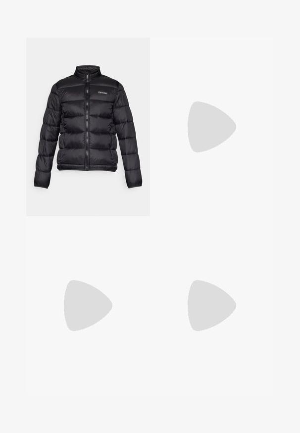 Juodas pūkinis švarkas su aukštu apykakle, užtrauktuku priekyje ir siuvinėtomis kišenėmis. Ant kairiojo krūtinės puikuojasi mažas Calvin Klein logotipas.; Juodas vilnos megztinis su užtrauktuku kaklo srityje, su krūtinės kišene iš juodo audinio ir trikampiu logotipo ženkleliu. Minkšta tekstūruota medžiaga.; Juodos kelnės su lygiu audiniu, turinčios priekines klostes, mygtukų juosmenį ir siaurėjančius kulkšnies audinius. Klasikinis pritaikytas siluetas.; Juodos odinės oksfordo bateliai su raištelių užsegimu, apvaliu pirštu, plokščiu guminiu padu ir subtiliu siuvimo akcentu viršuje.