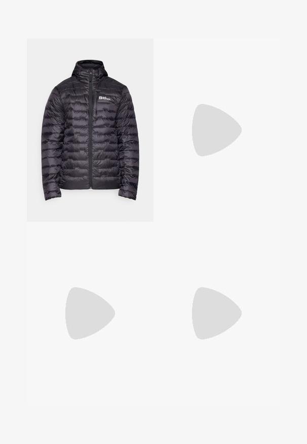 Črna puffer jakna z visokim ovratnikom, z nepogrešljivim sprednjim zadrgo in prešito zasnovo. Vezen logo na levem prsnem delu. Gladka tekstura.; Črna majica s kratkimi rokavi, izdelana iz lahkega blaga, z okroglo ovratnico in majhnim logotipom blagovne znamke v zgornjem levem kotu.; Črne atletske hlače iz lahkega materiala, ki imajo elastični pas z vezalko, stranske žepe in zožene manšete na gležnjih.; Črne tekaške čevlje za trail s teksturirano zgornjega dela, gumijastim podplatom in ojačanim zaključkom prstov. Vključuje oblazinjen ovratnik in zanko za enostavno obuvanje.