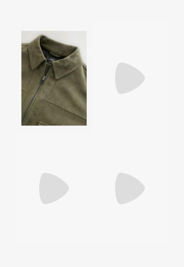 Giacca in suede verde oliva con colletto, zip frontale e due tasche sul petto. Texture liscia con dettagli di cucitura sottili.; Giacca di jeans blu chiaro a capelli corti con maniche corte, tasca frontale e bottoni a pressione. Presenta una sottile scritta del marchio sul petto.; Top in cotone bianco senza maniche, con scollatura ampia e linea aderente. Tessuto liscio, design semplice e dettagli di cucitura minimi.; Jeans in denim blu chiaro con design a gamba dritta, dotati di due tasche posteriori e una texture scolorita nelle sezioni superiori.; Sneaker in suede marrone con dettagli e lacci bianchi. Suola in gomma color gomma. Indossati con calzini bianchi con righe nere. Pavimento verde texturizzato.; Occhiali tartarugati con montatura quadrata, dotati di lenti trasparenti e un motivo testurizzato. Le aste presentano un design sottile e slanciato.; Borsa a mano in pelle intrecciata di colore blu navy, con forma arrotondata, manico singolo e chiusura con zip. Superficie testurizzata con un intricato motivo a cesto.